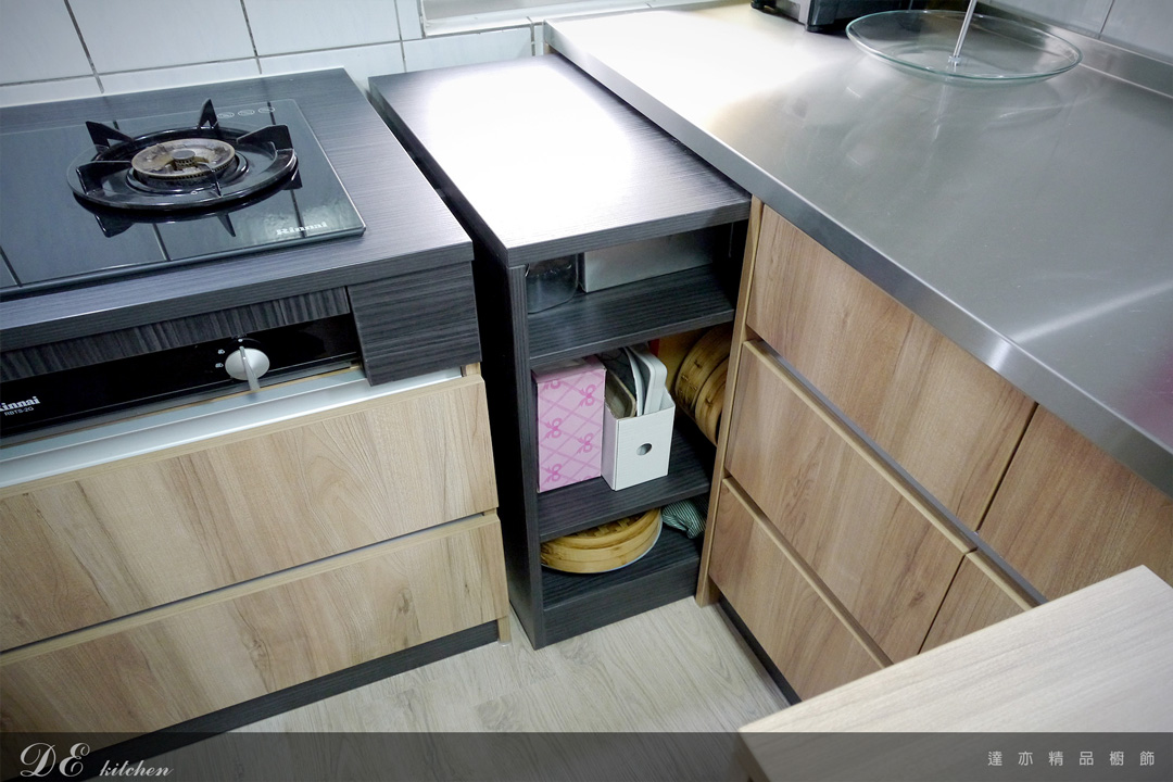 廚房設計｜自然風格｜檯面 不鏽鋼｜門板 MFC